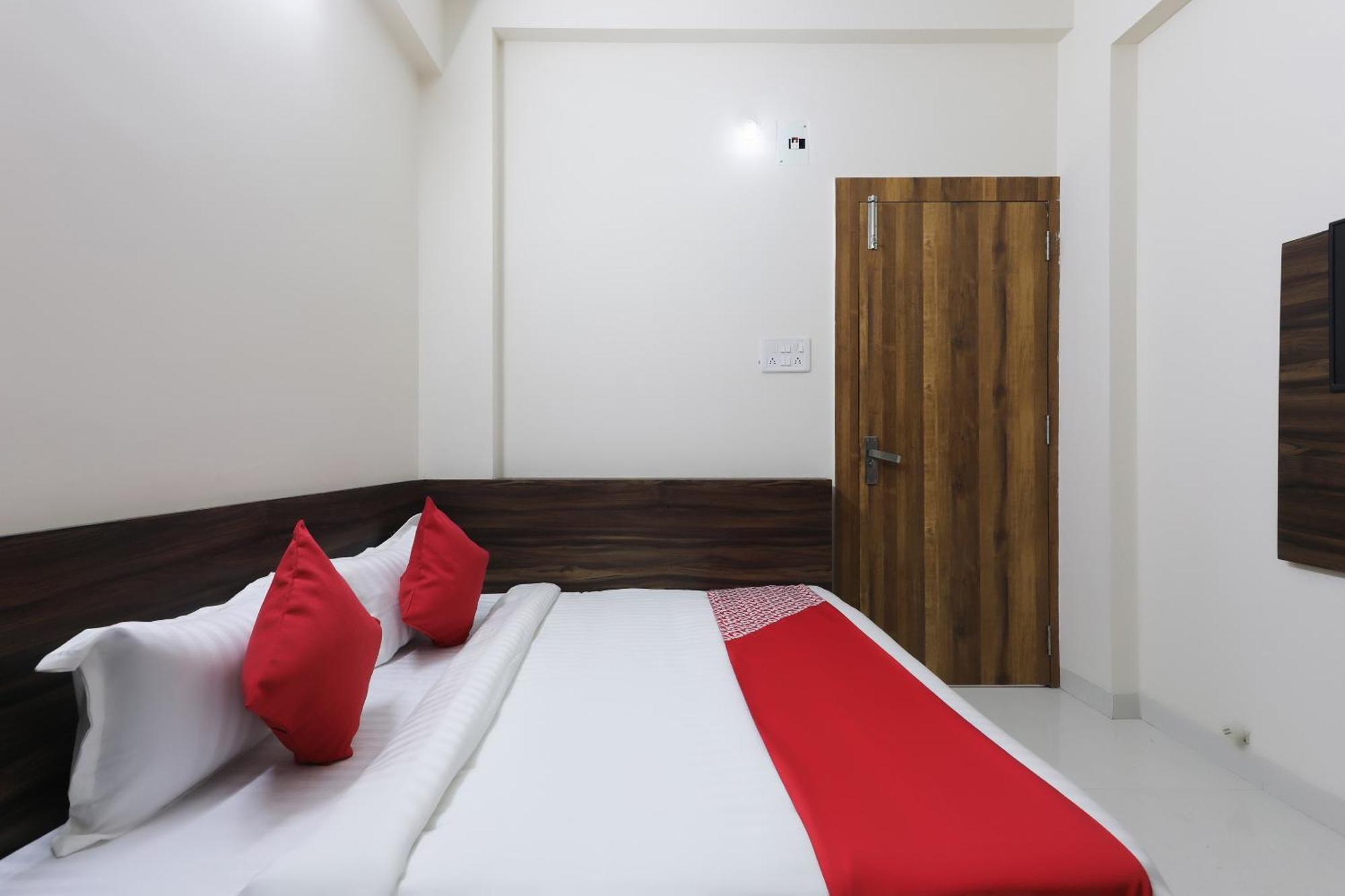 Hotel O La Flora Индаур Экстерьер фото