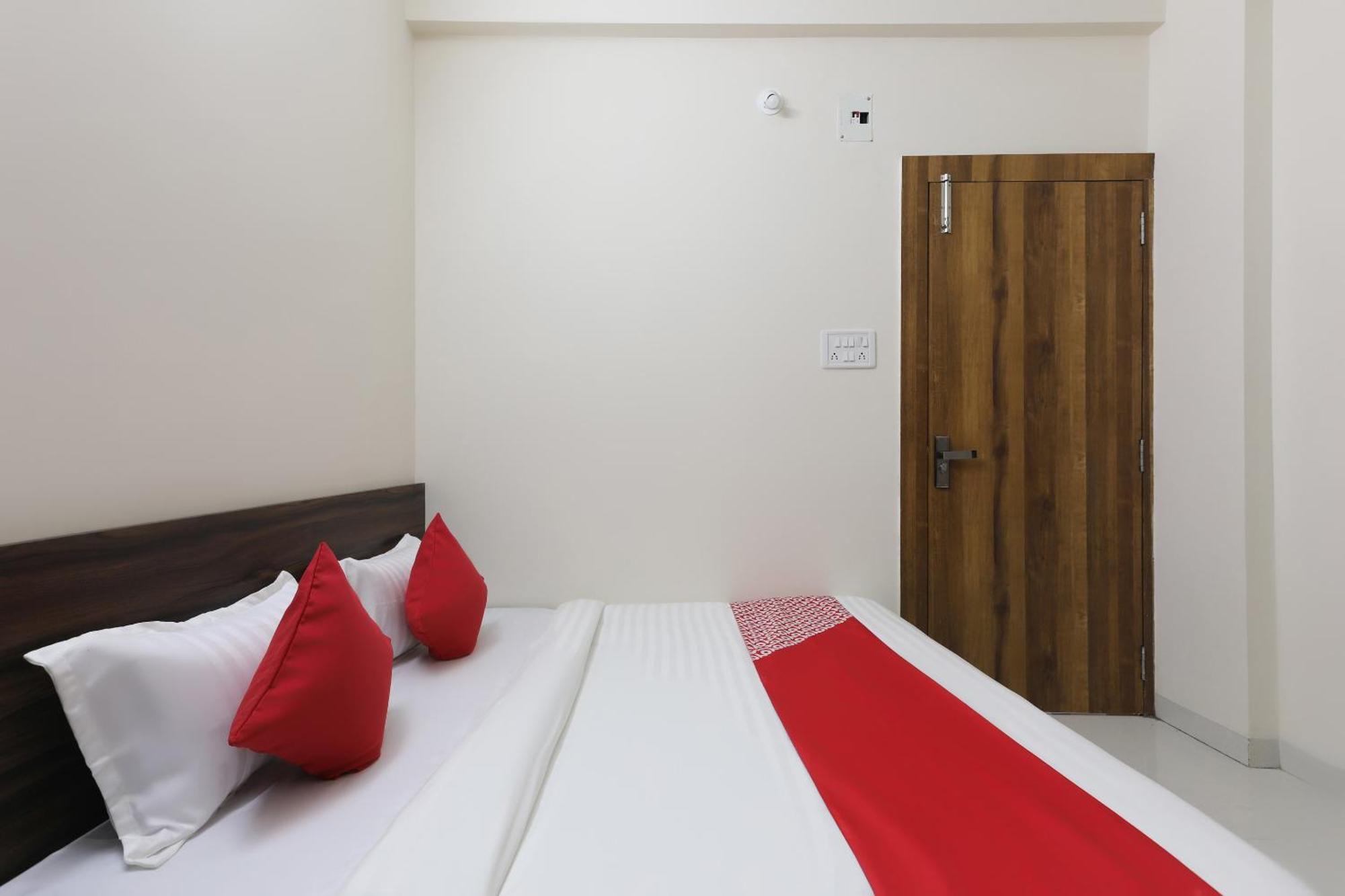 Hotel O La Flora Индаур Экстерьер фото