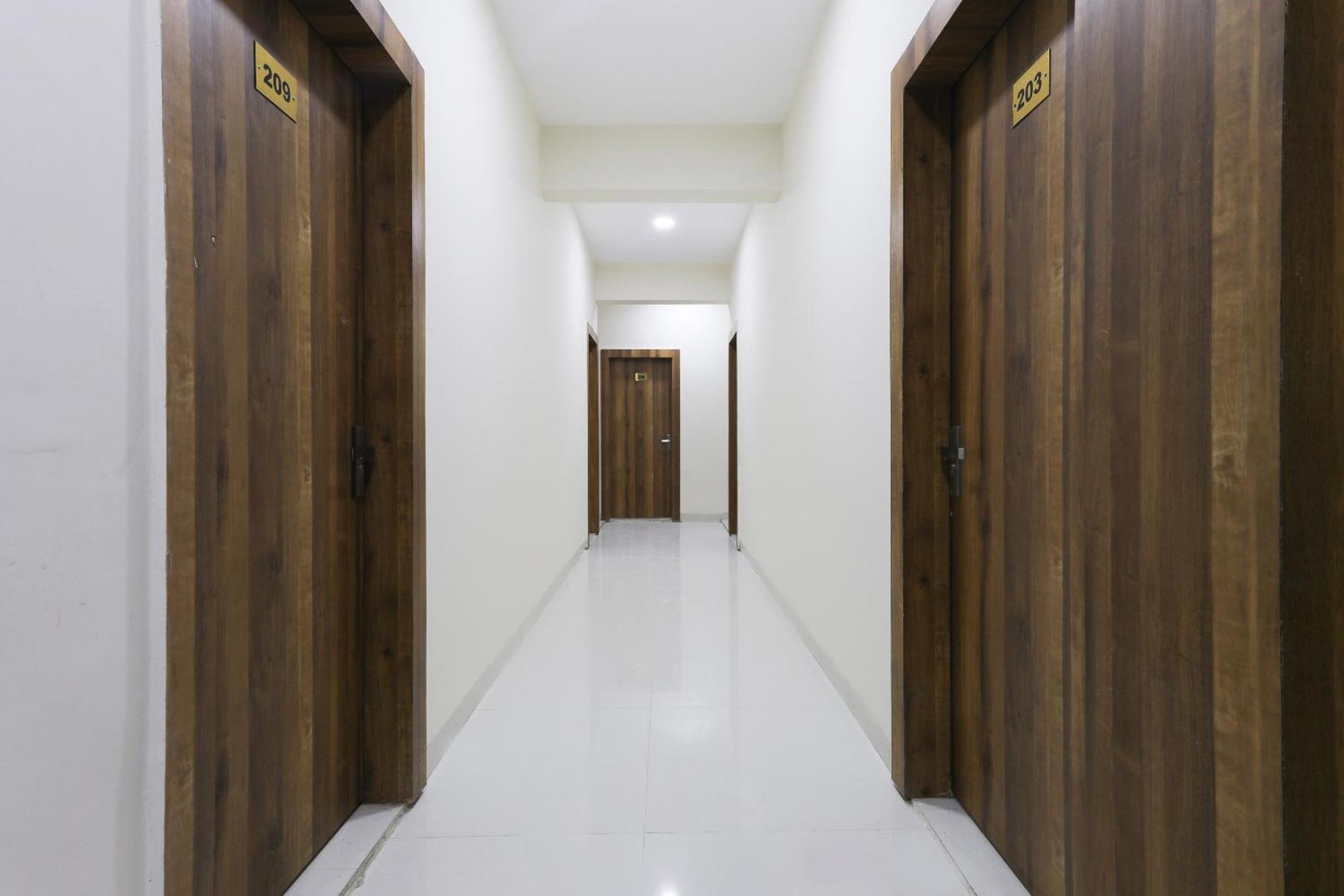 Hotel O La Flora Индаур Экстерьер фото